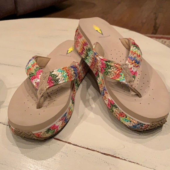 Volatile Raffia Island Platform Flip flops π